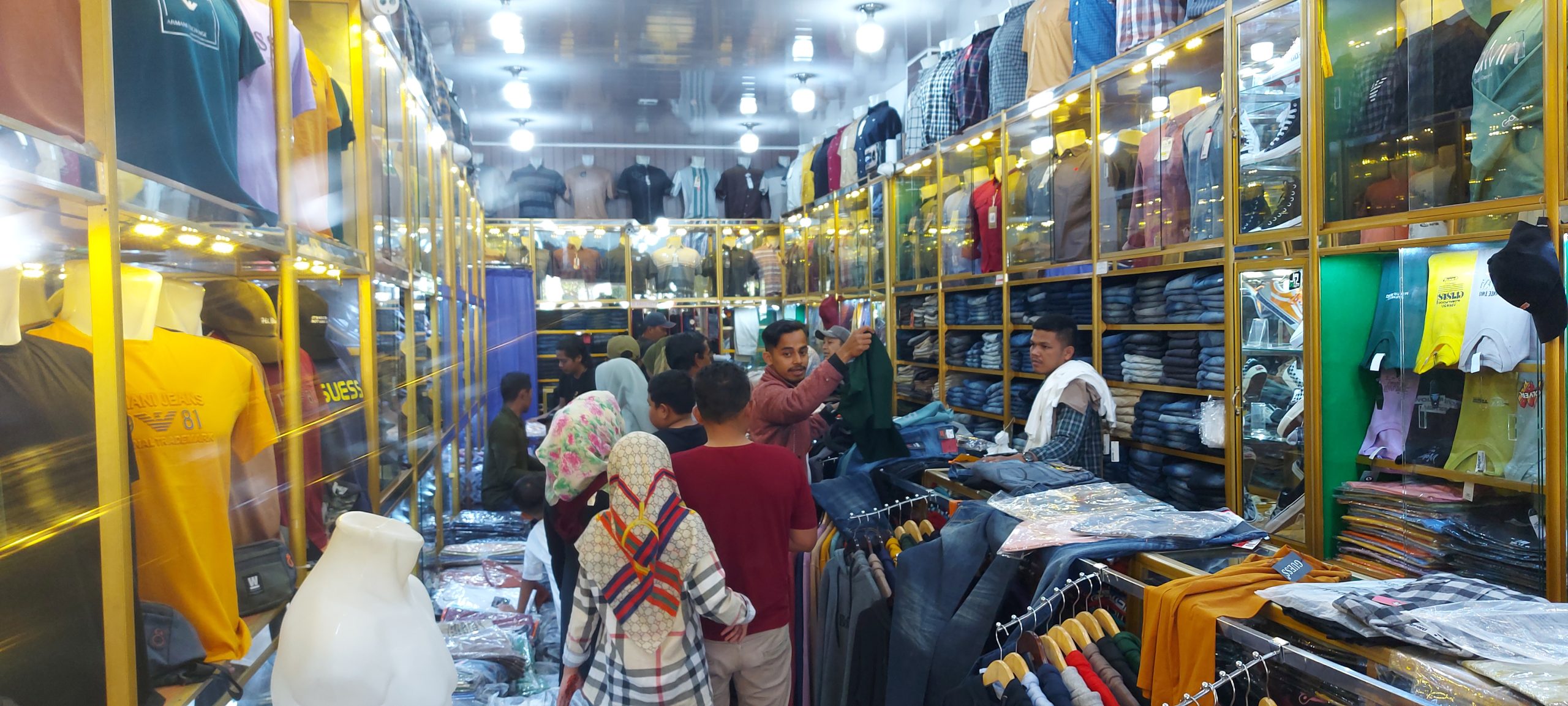 Toko Pakaian Mulai “Ramai” Pj Mirzuan Diminta Warga Tertibkan Harga Yang Melambung