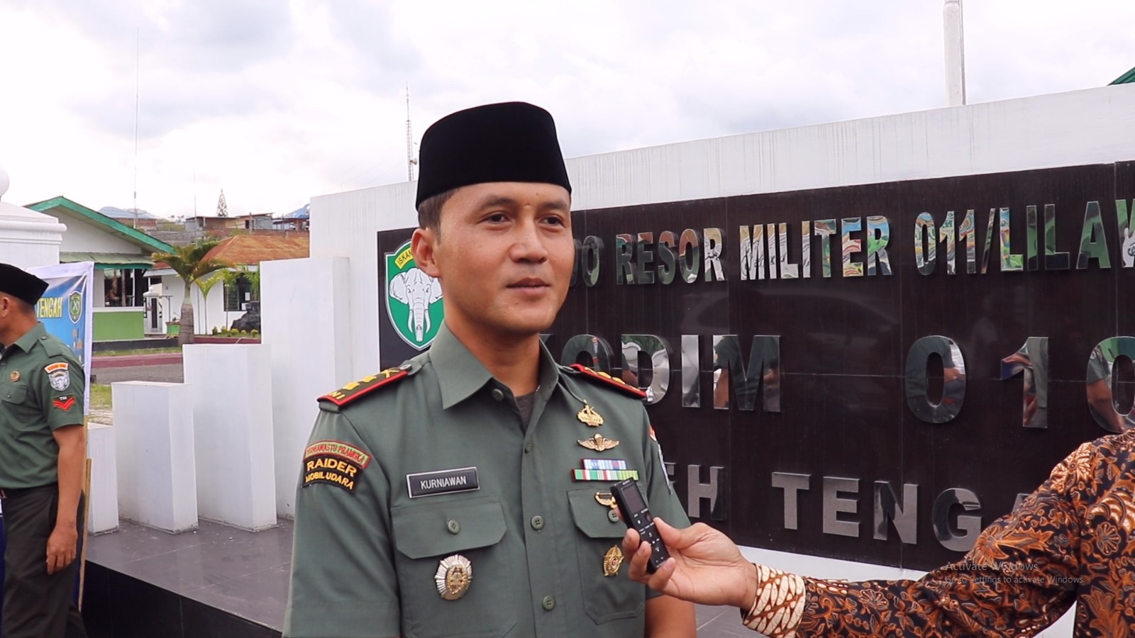 Dandim Letkol Inf Kurniawan Agung Bagi-Bagi Takzil ke Penguna Jalan