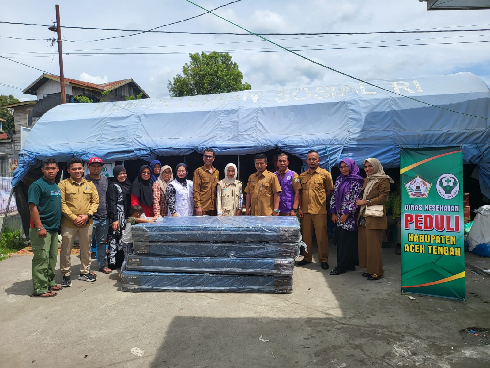 Dinas Kesehatan Peduli, Salurkan Kasur ke Pengungsi Datu Kemili, dr. Yunasri, “Bantuan ini Tidak Seberapa di Banding Warga Kehilangan Harta”