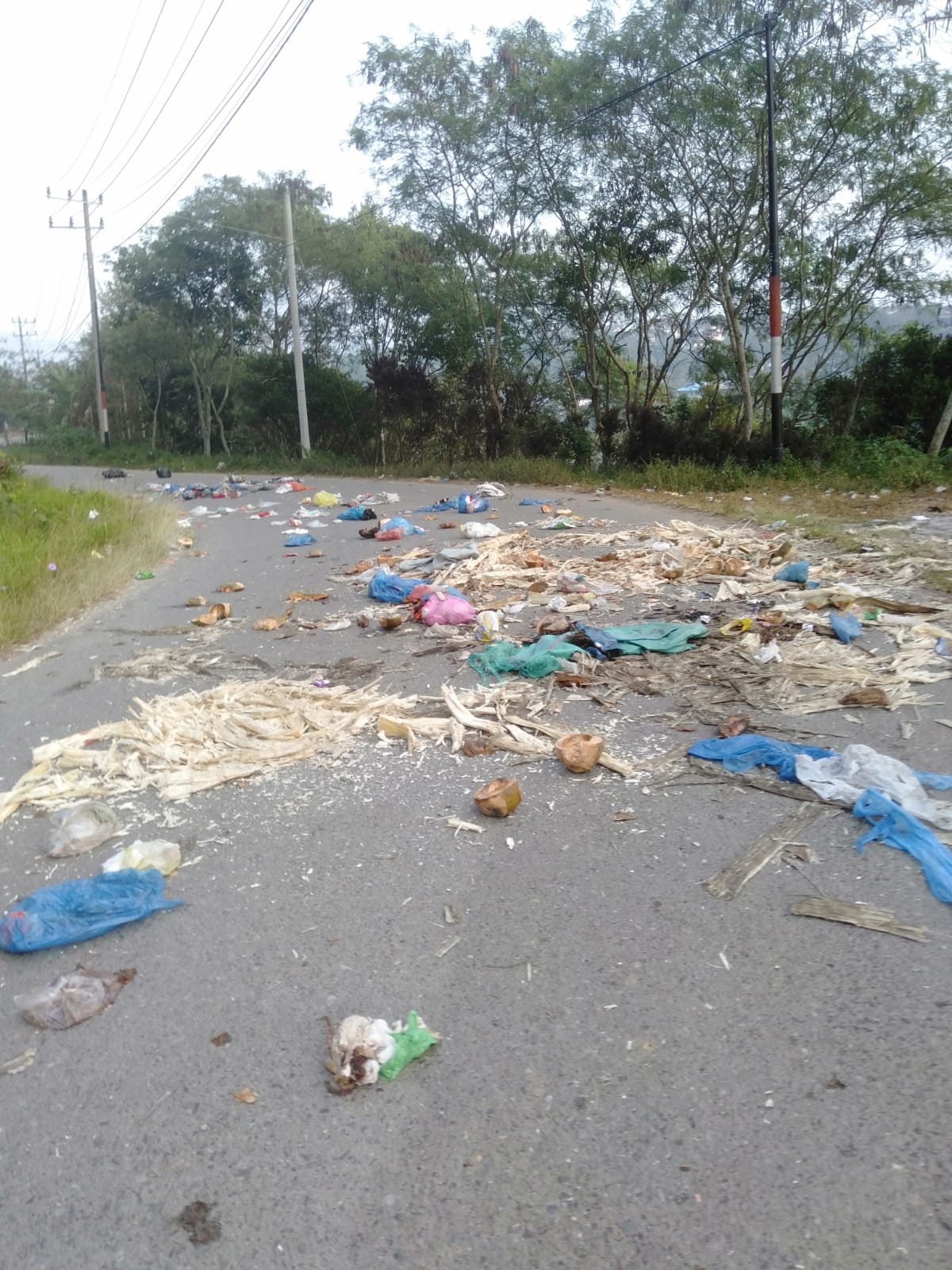 Aksi Buang Sampah Sembarangan di Batasan Kecamatan di Kecam Warga