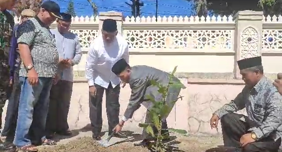 Pemgurus Masjid Agung Ruhama Tanam Pohon Dukung Wisata Religius