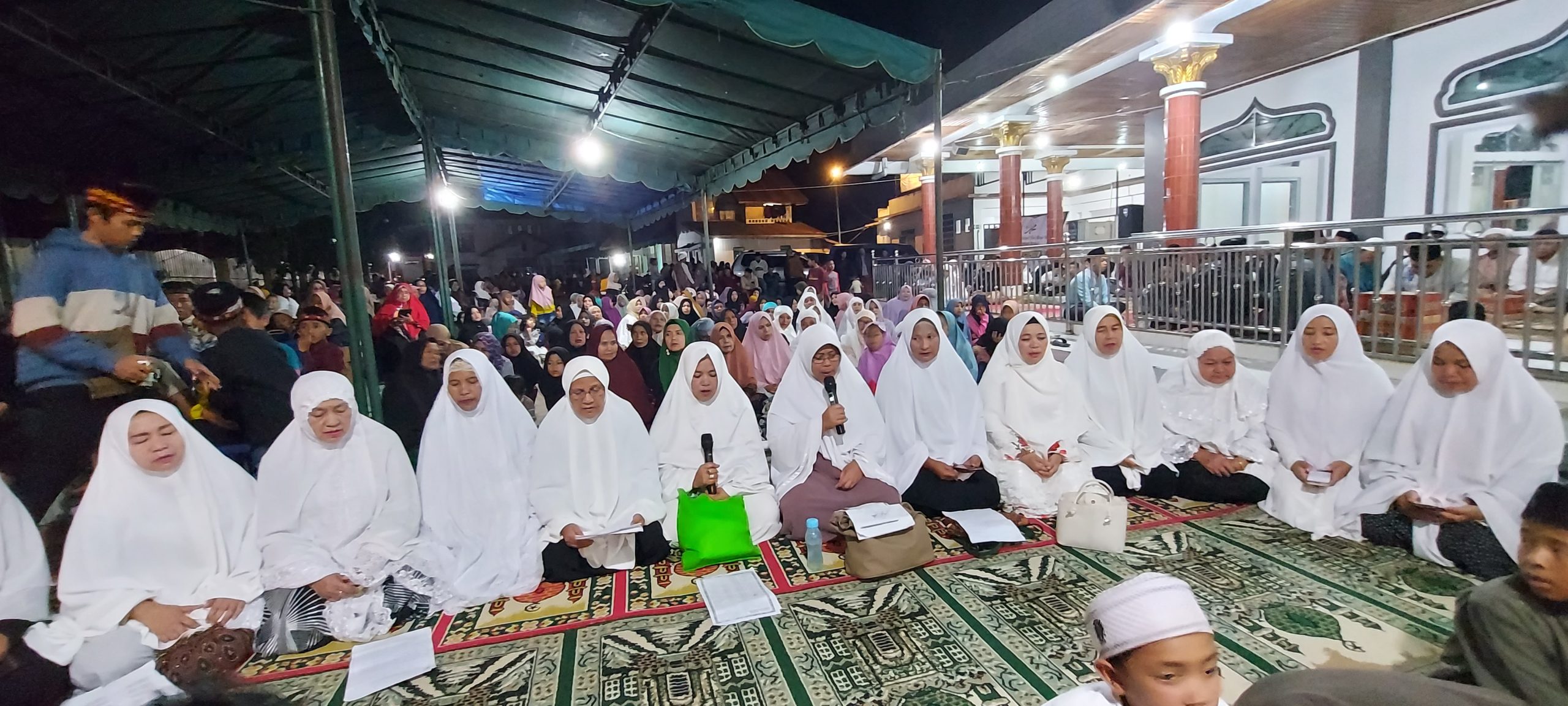 Ibu-Ibu PKK Desa Kemili Isi Maulid Nabi Muhammad Dengan Selawat