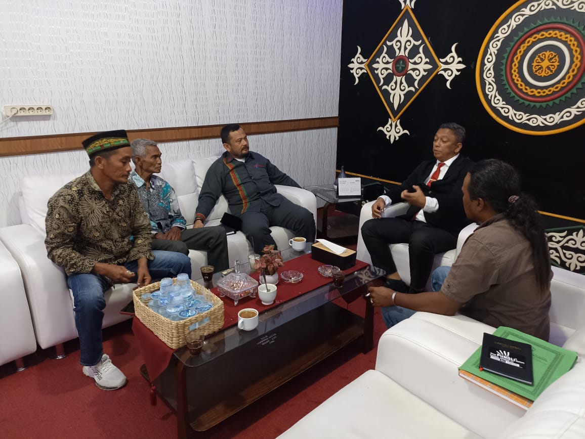 Masyarakat Desa Rejewali Ketol Adukan Reje ke Aparat Hukum