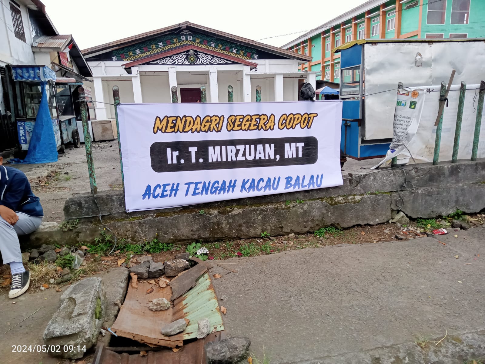 Spanduk Bertulisan Mirzuan Pj Bupati Gagal Bertebaran di Aceh Tengah