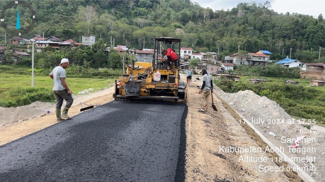 PLTA Terus Kebut Pengerjaan Pengaspalan Jalan Pendukung di Kawasan Desa Sanehen