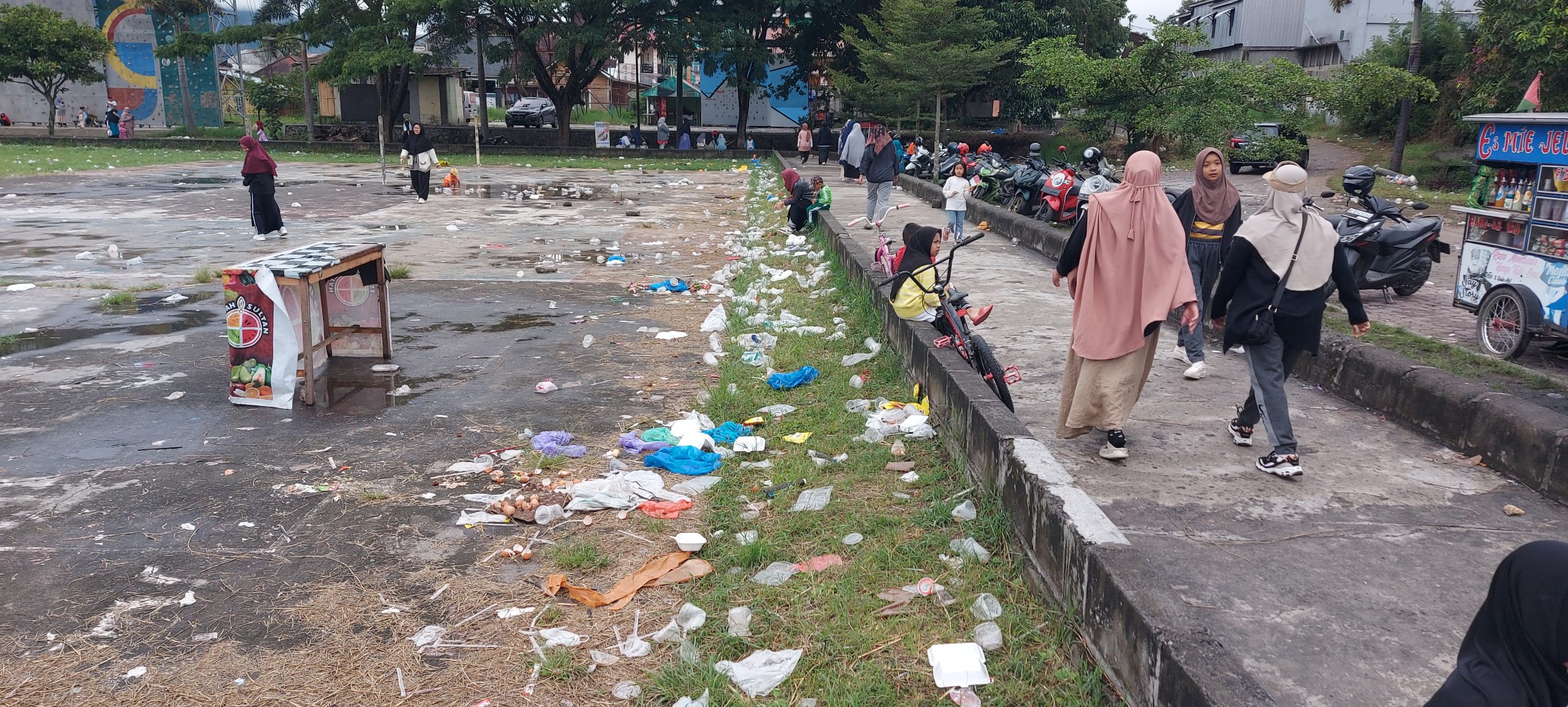 Sampah Karnafal Dinas Pendidikan Mulai Bau di Lapangan Musara Alun