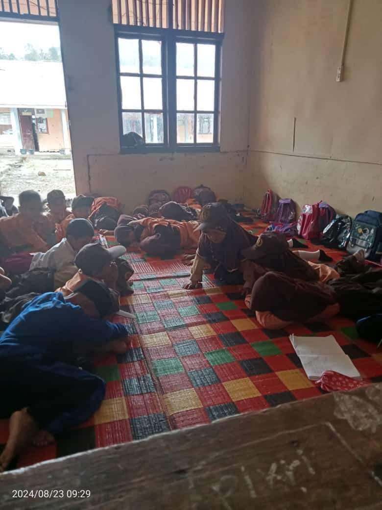 Potret Buruk Dunia Pendidikan Aceh Tengah, Anak-Anak Sekolah Dasar Belajar di Lantai Beralaskan Tikar