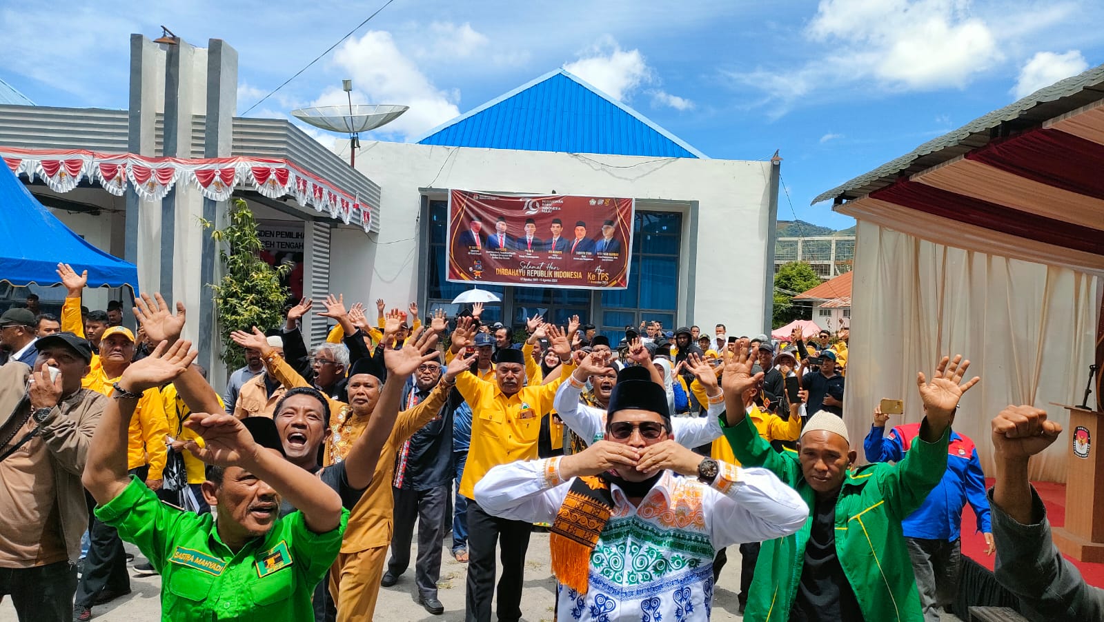 Pendukung HAMAS Histeris Mengantar Haili Yoga dan Mukhsin Hasan ke KIP