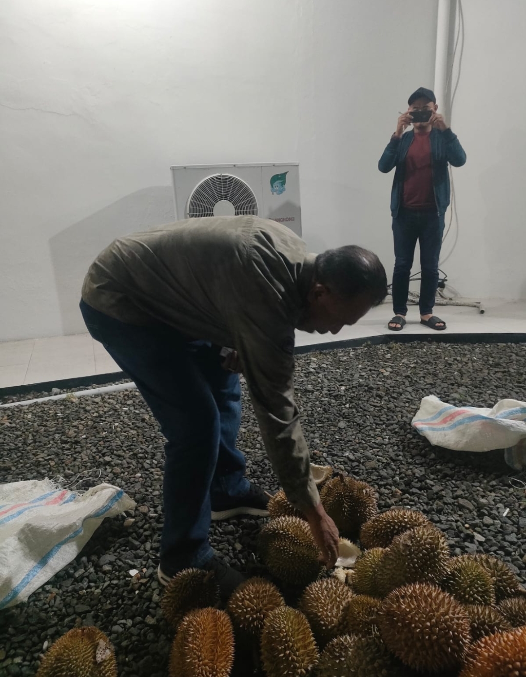 Malam Sebelum di “Pecat”, Mirzuan Sempat Makan Durian Bersama Tim Kemendagri di Pendopo