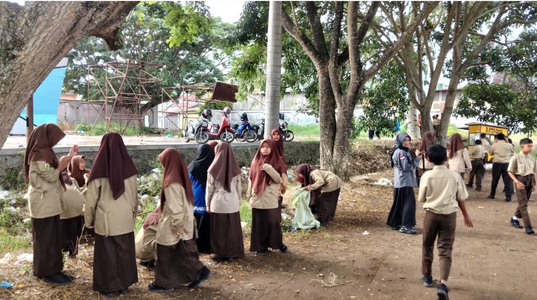 Pelajar SMK 1, MAN 1 Serta SMP 2 Takengon Bersihkan Sampah Musara Alun