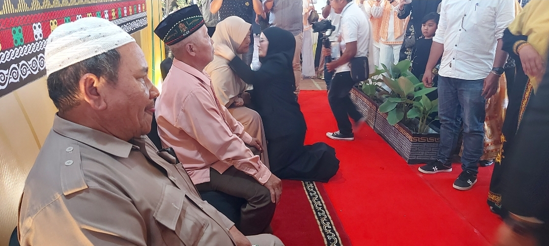 Usai Ucapkan Sumpah, Ketua DPRK Fitriana Mugie Bersimpuh di Pangkuan Ibunda Memohon Doa Selamat