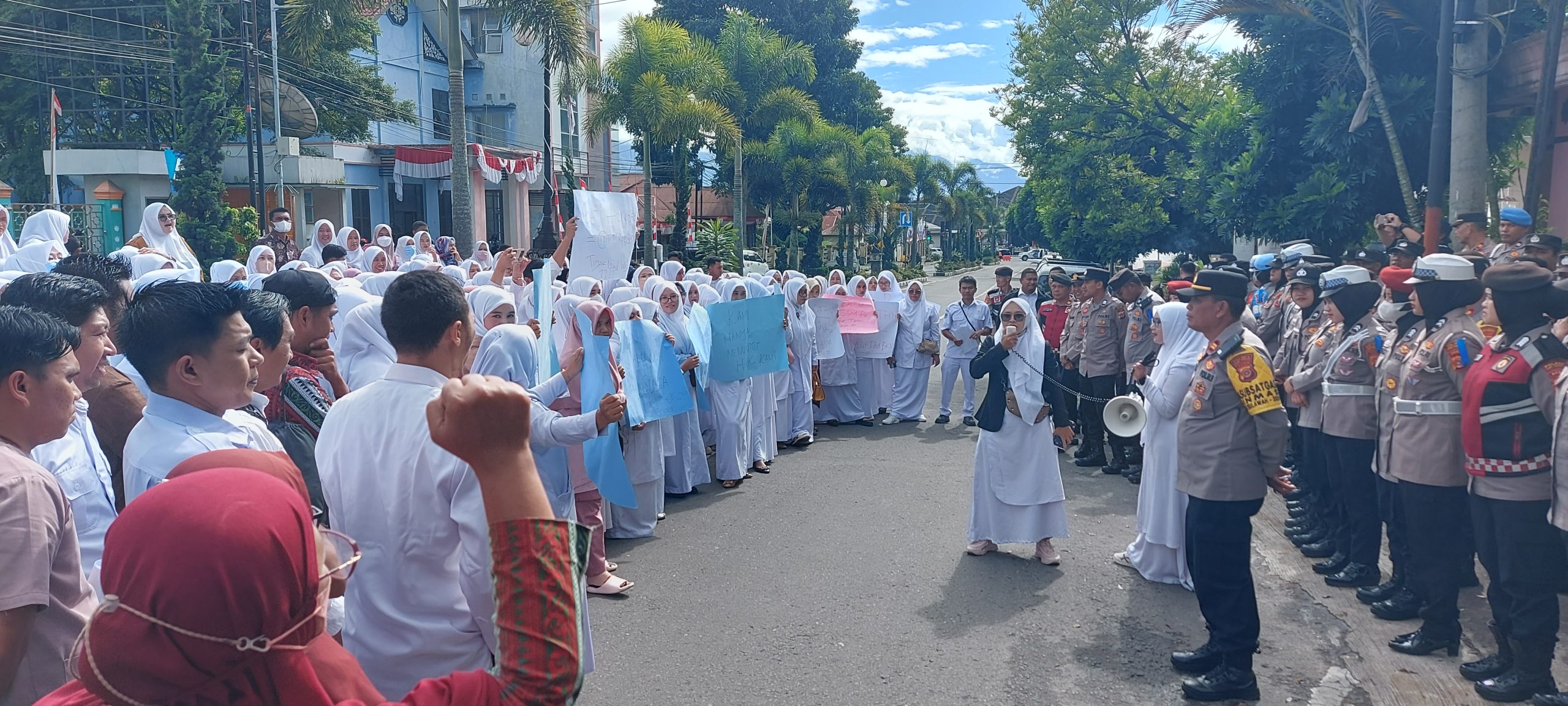 Tenaga Honorer Rumah Sakit Datu Beru Takengon Demo, Minta Kejelasan Nama Mereka Tidak Terdaftar di BKN Pusat