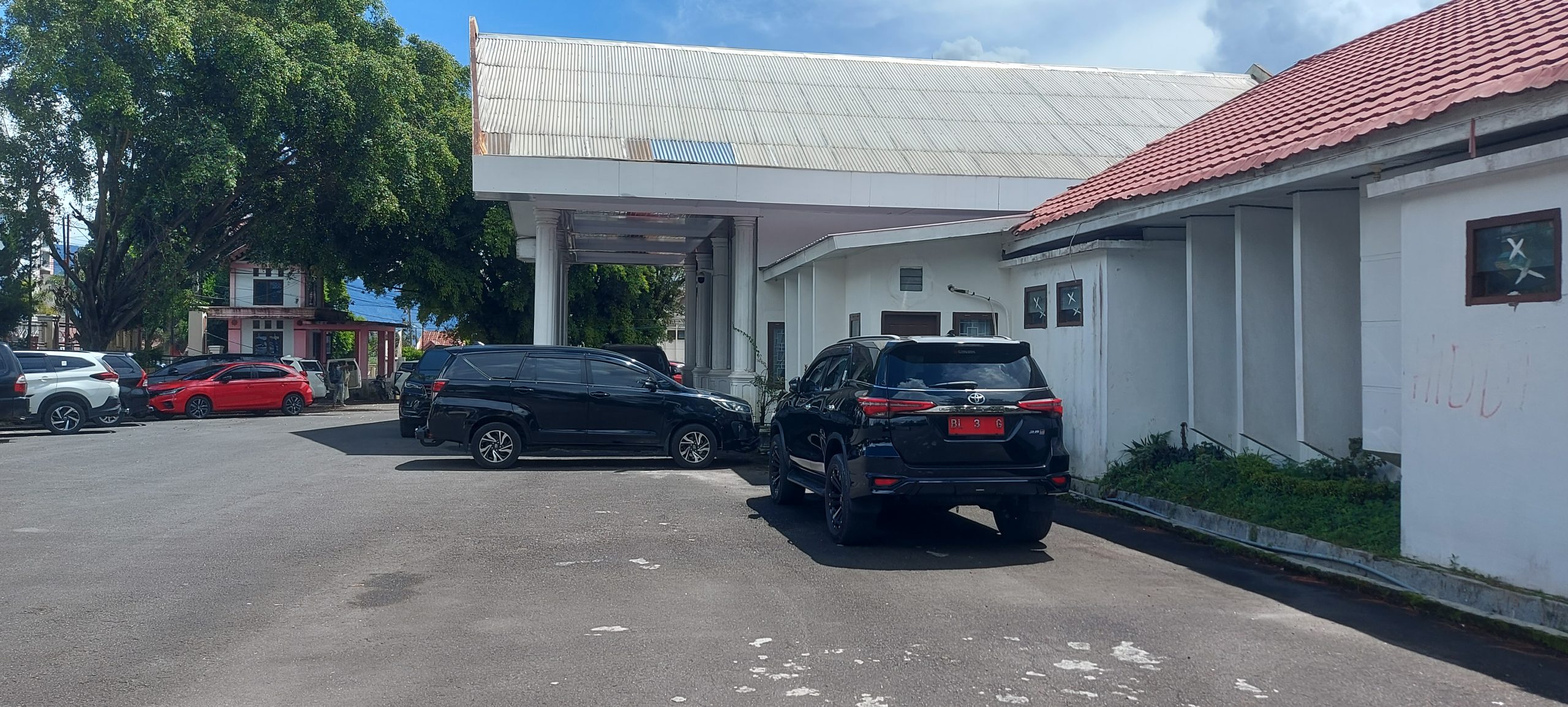 Aneh!..Takut Mobil Pribadi Kepanasan, Lahan Parkir Mobil Ketua DPRK Jadi Rebutan Anggota