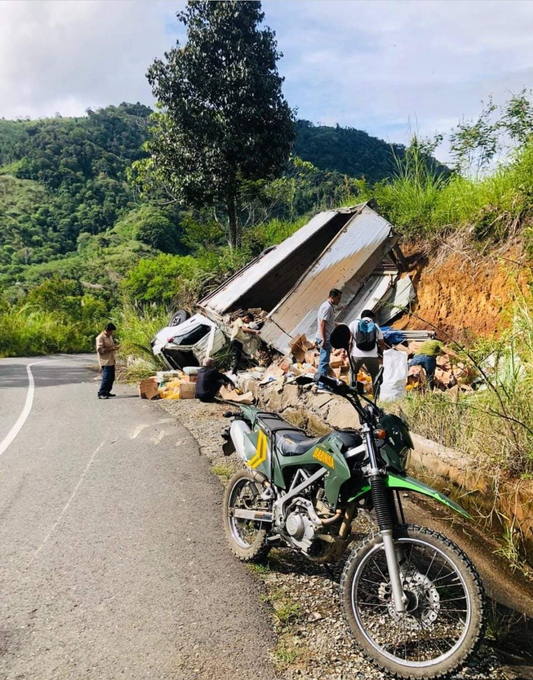 Duh Sayangnya!..Truk Pembawa Sembako Murah Terbalik di Turunan Celala