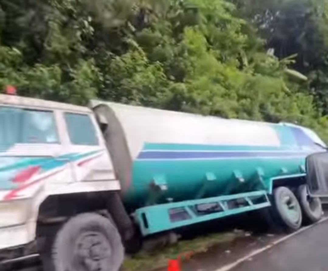 Truk Tengki Diduga Membawa Minyak Goreng Terperosok di Singah Mata