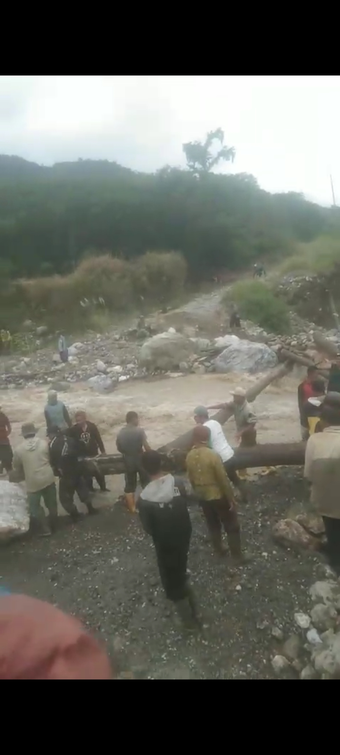 Akibat Jembatan Putus di Gegarang, Warga Pasir Putih Terisolir