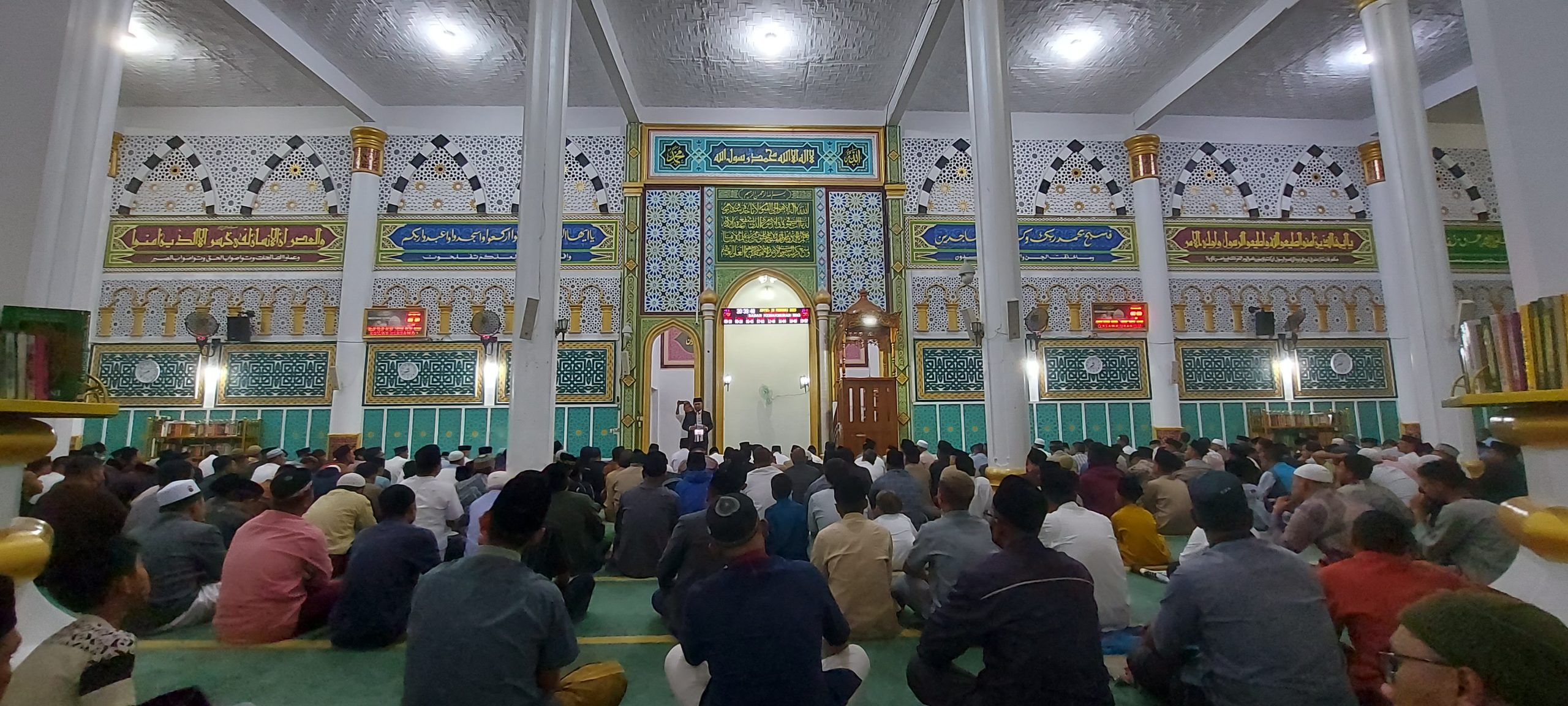 Masjid Agung Ruhama Takengon Ramai Diserbu Jamaah Tarawih di Bulan Puasa