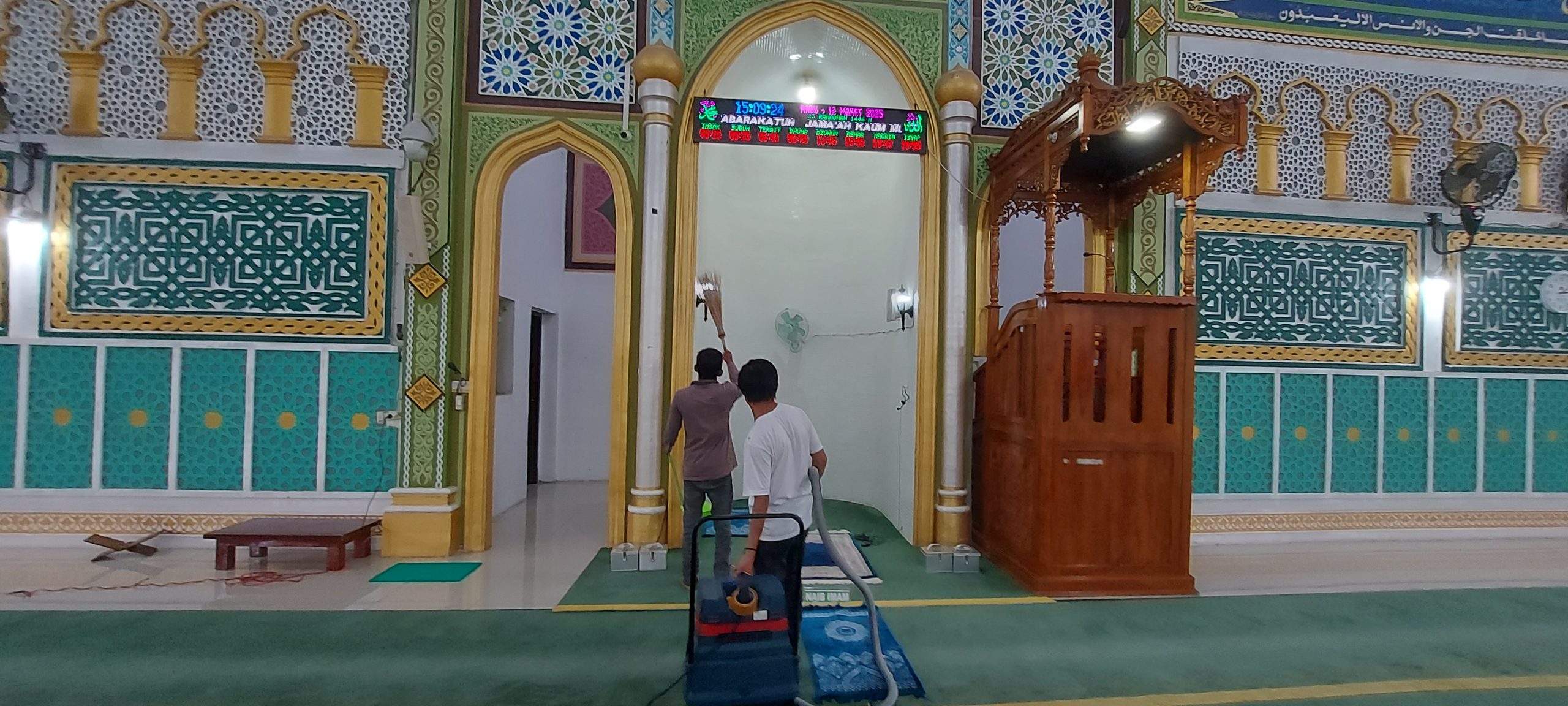 Masjid Agung Ruhama Takengon Terus Bersih-bersih dan Menambah Fasilitas Kipas Angin