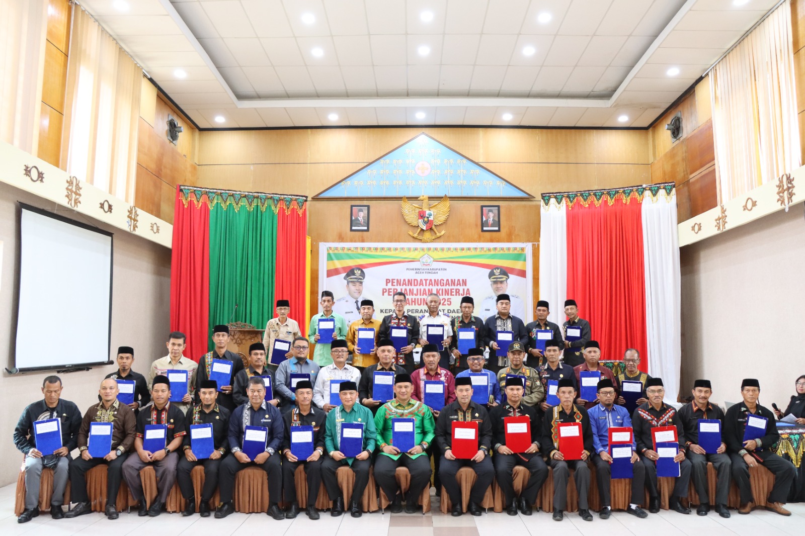 Sekwan DPRK Aceh Tengah Teken Perjanjian Kinerja Perangkat Daerah