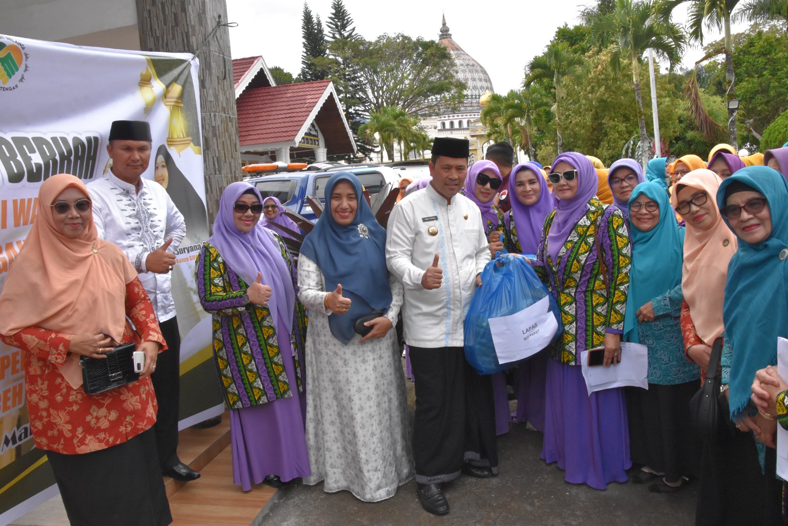 Bupati Haili Yoga Beserta Ketua PKK Risnawati Bagikan 1000 Takjil