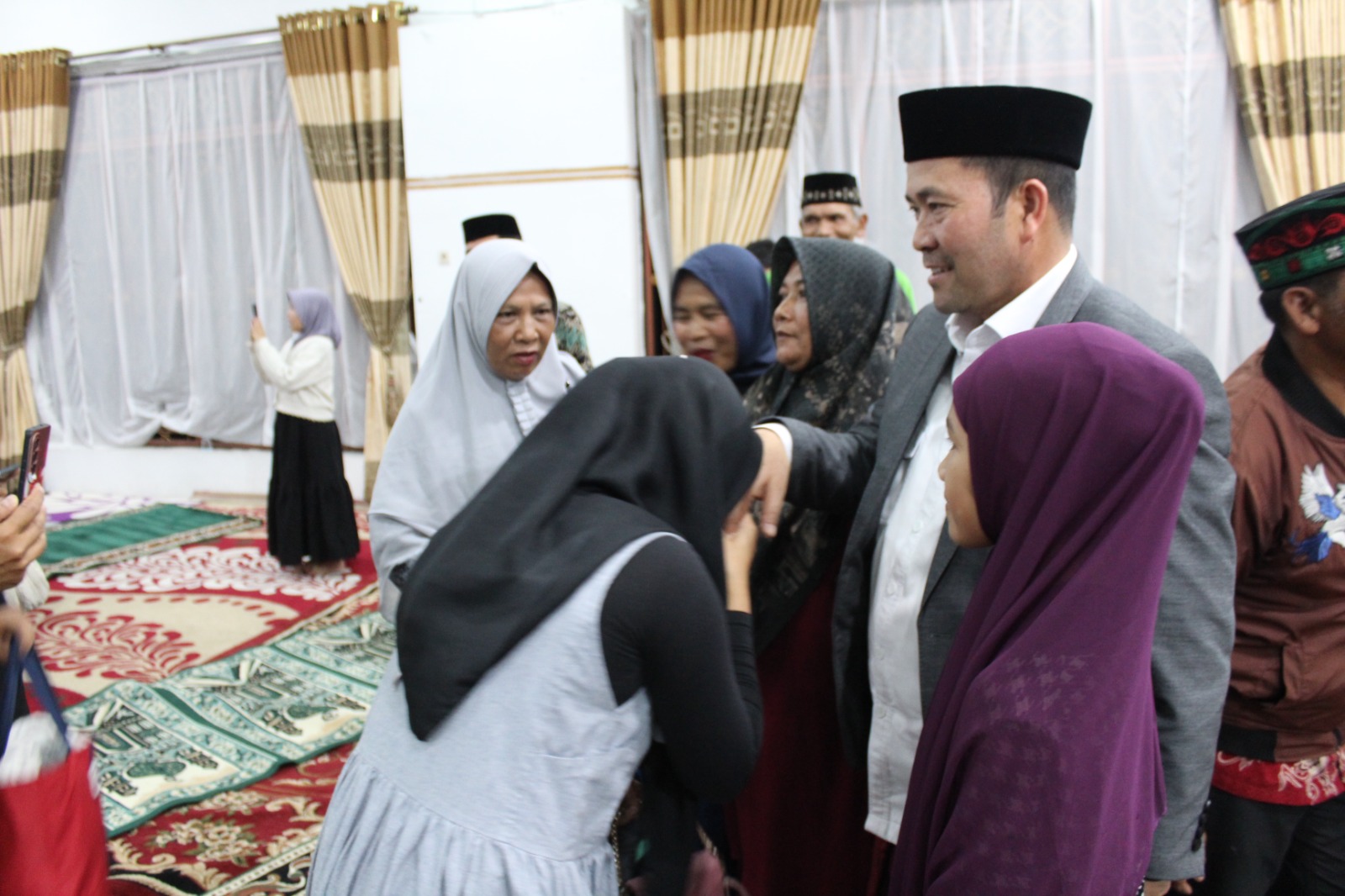 Buka Puasa Bersama Bupati Haili Yoga Tenaga Kebersihan Terharu Dihargai, Haili Yoga “Kalian Pahlawan Kebersihan”
