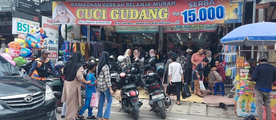 Toko Pakaian di Jalan Lintang Mulai di Serbu Warga, Belanja Kebutuhan Lebaran