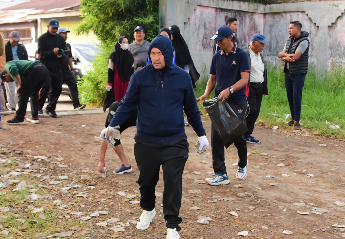 Sambil Joging Bupati Haili Yoga dan Istri Serta Kepala Dinas Memungut Sampah