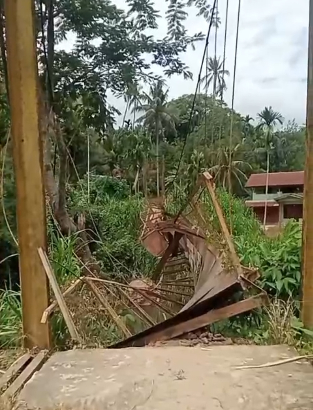Jembatan Gantung Desa Tanjung Pamar Ambruk