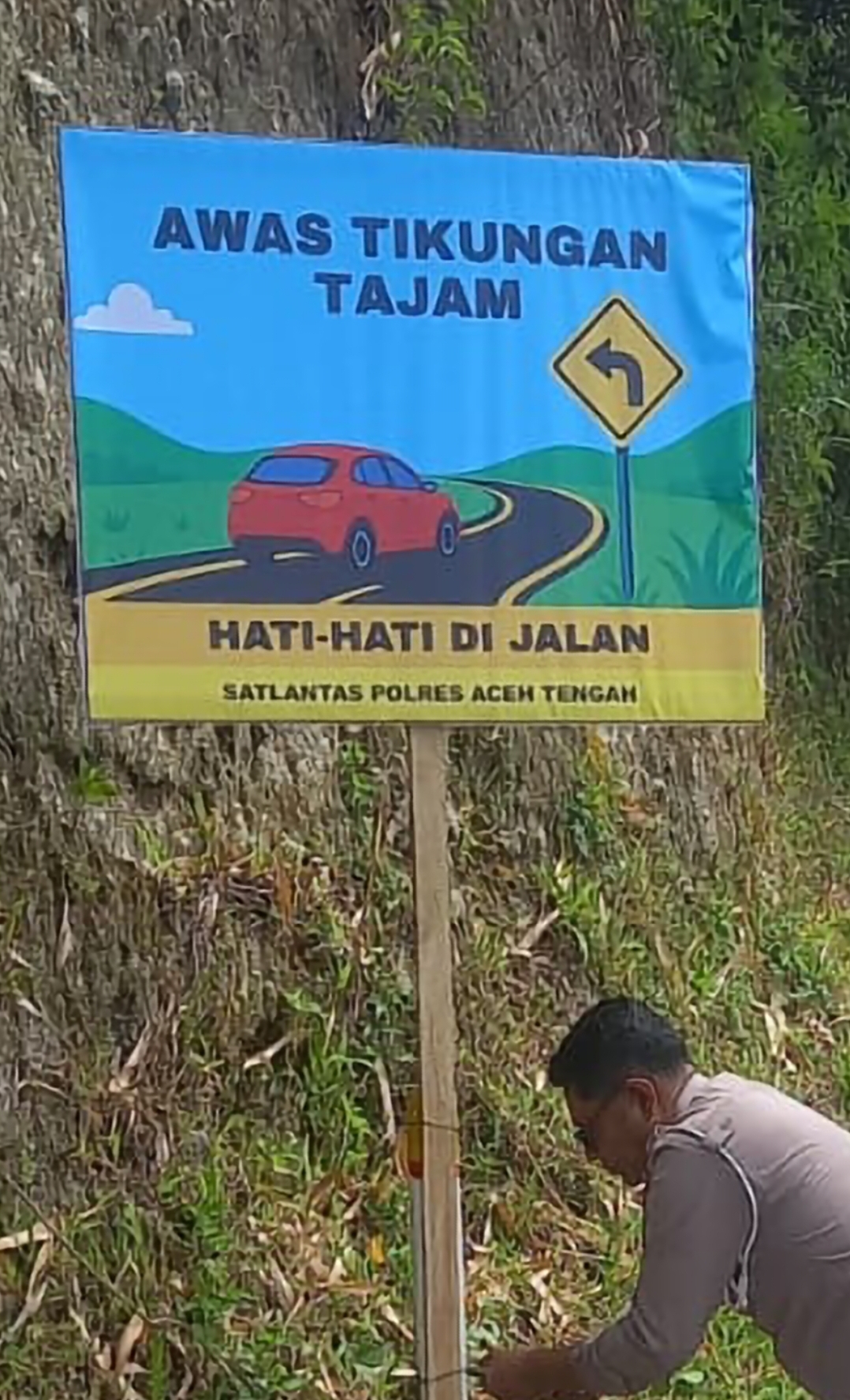 Medan Lalu Lintas Penuh Tantangan, Satlantas Pasang Baliho dan Anjuran Berhati-hati Bagi Pengendara