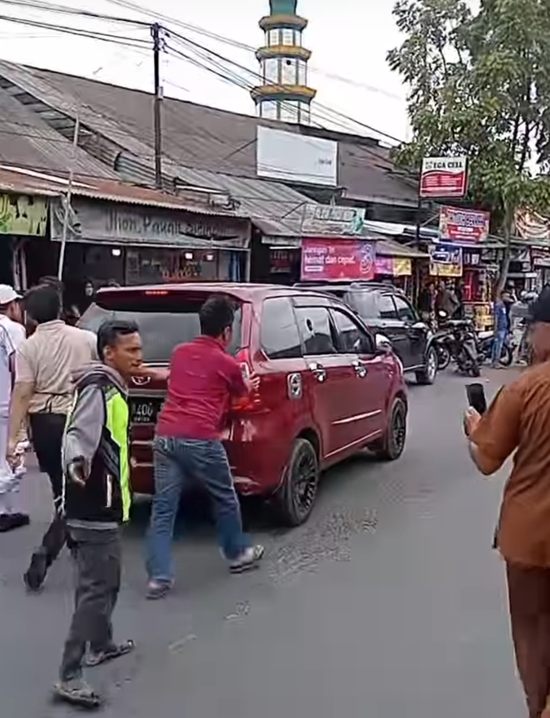 Diduga Sindikat Pencuri Mobil, Lima Pria diamuk Massa