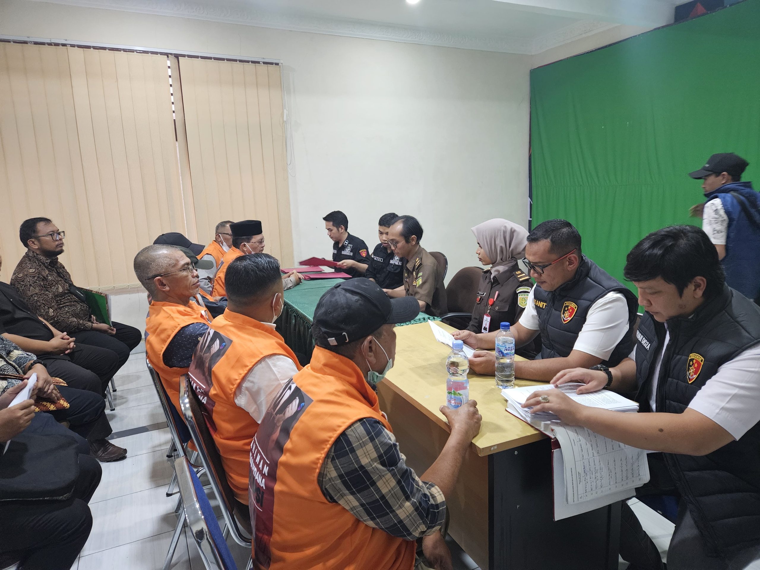 Polres Aceh Tengah Melalui Unit Tipikor Menyerahkan 7 Tahanan Korupsi ke Pihak Kejaksaan