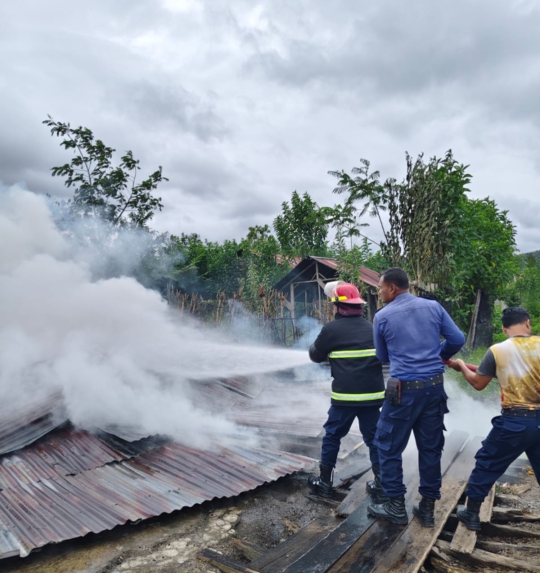 Tak Bisa Selamatkan Barang, Rumah Sahrul Amin Warga Lukup Badak Takengon Terbakar