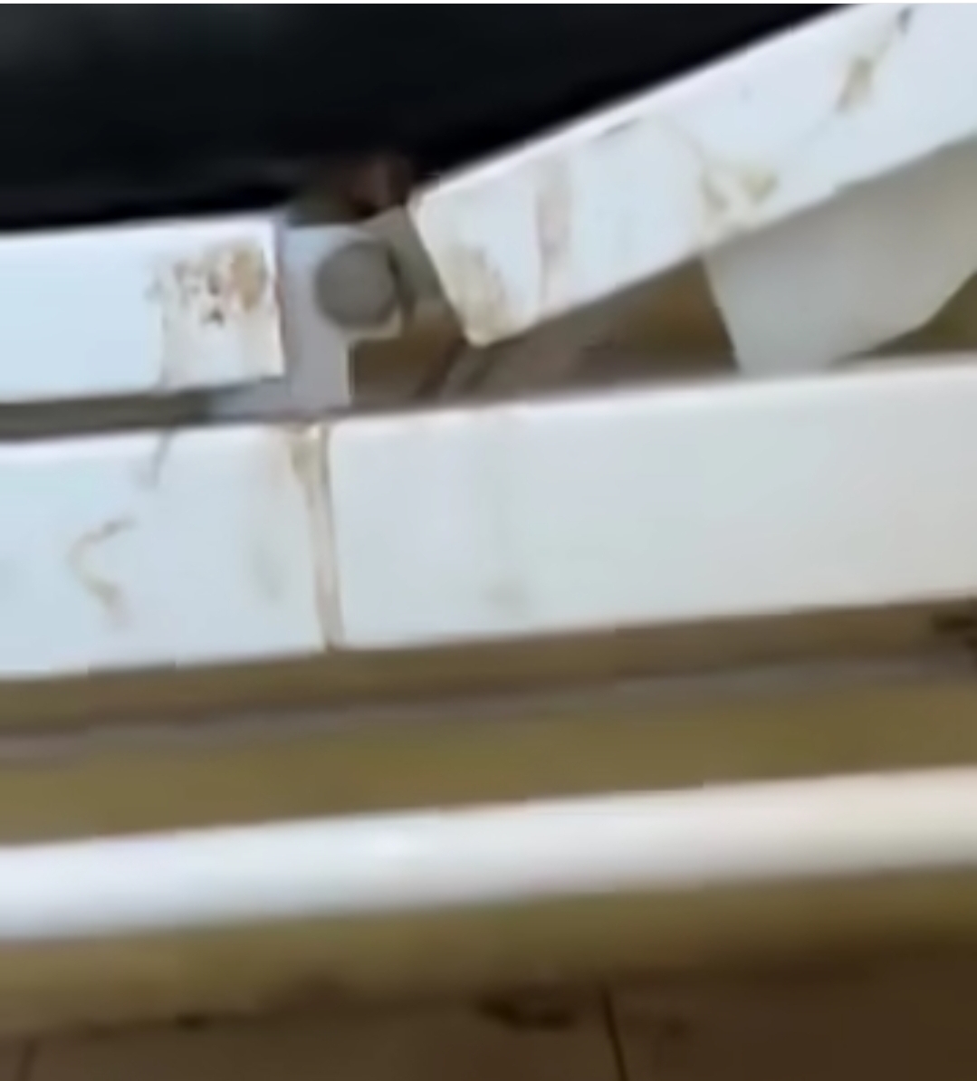 Puskesmas Atu Lintang “Jorok” Darah Pasien Di Lantai, Tirai dan Tempat Tidur