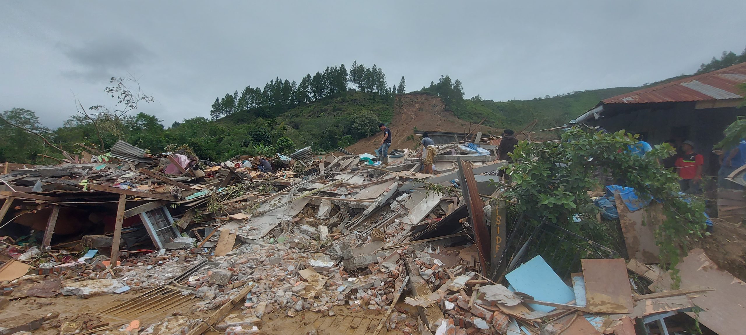 Tiga Gunung “Muntahkan” Tanah Longsor dan Bongkahan Kayu, Hingga Desa Mendale Lumpuh
