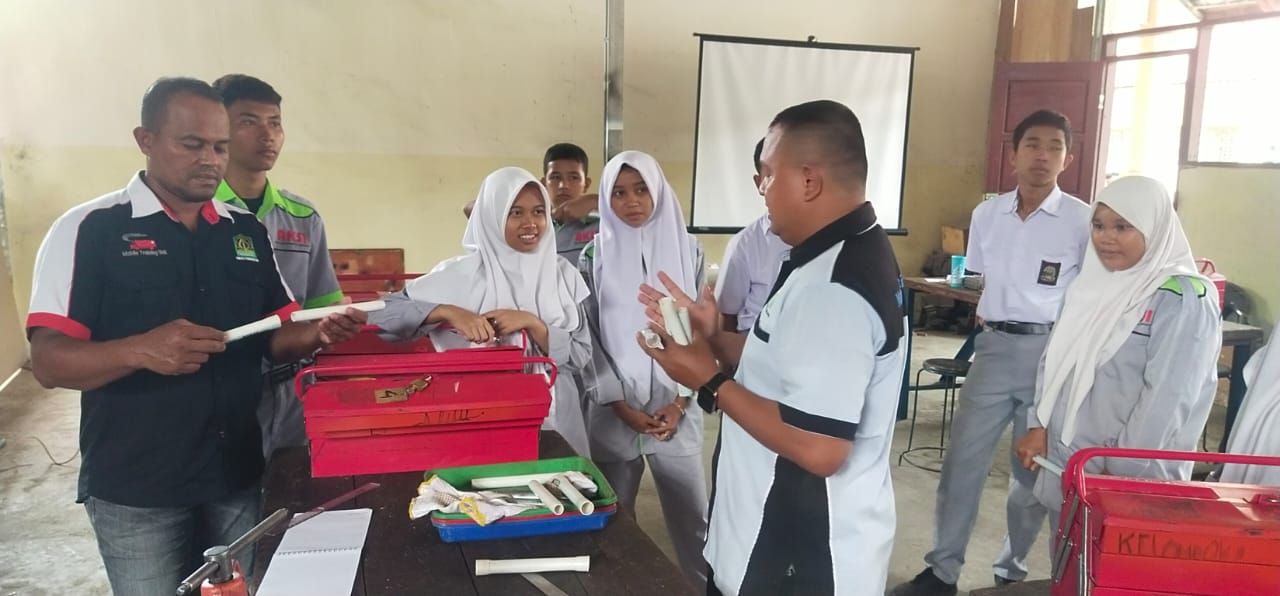 Siswa SMKN 1 Bireuen Unjuk Karya Nyata Lewat Pelatihan MTU, Pot Bunga Beton Hingga Lemari Siap Pakai