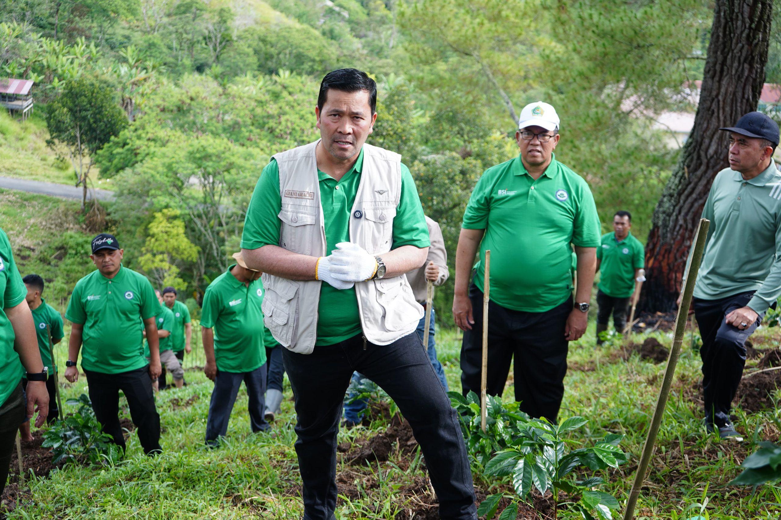 Rektor IAIN Ridwan Nurdin Tanam 1.500 Bibit Kopi Bersama Bupati Haili Yoga
