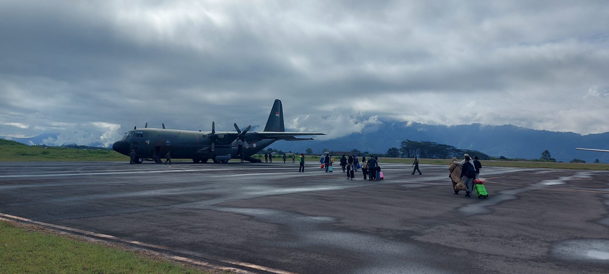 Pesawat TNI AU Evakuasi Warga (Luar) Terjebak Bencana