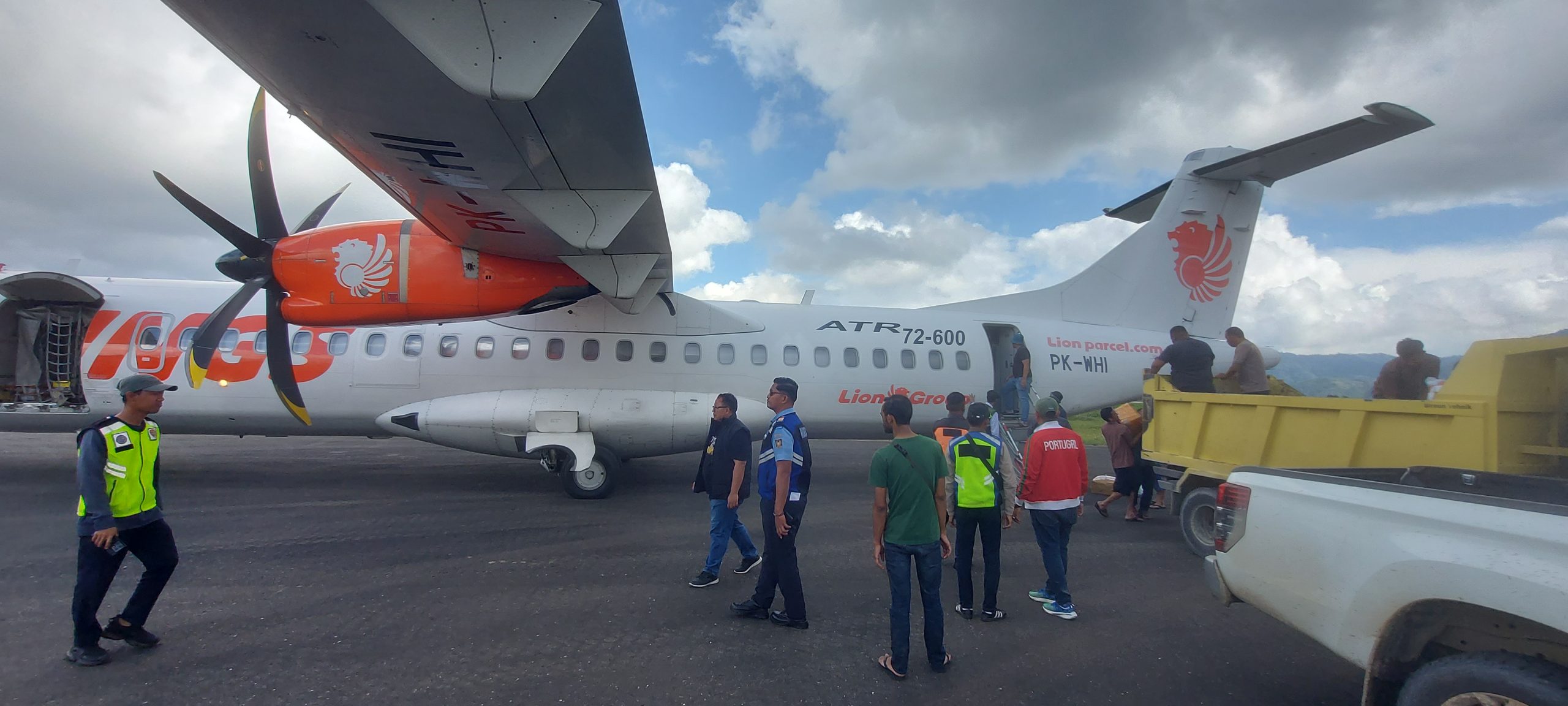 Cerita Relawan Pengambil Logistik di Bandara Rembele di “Cubit Sana Sini”.