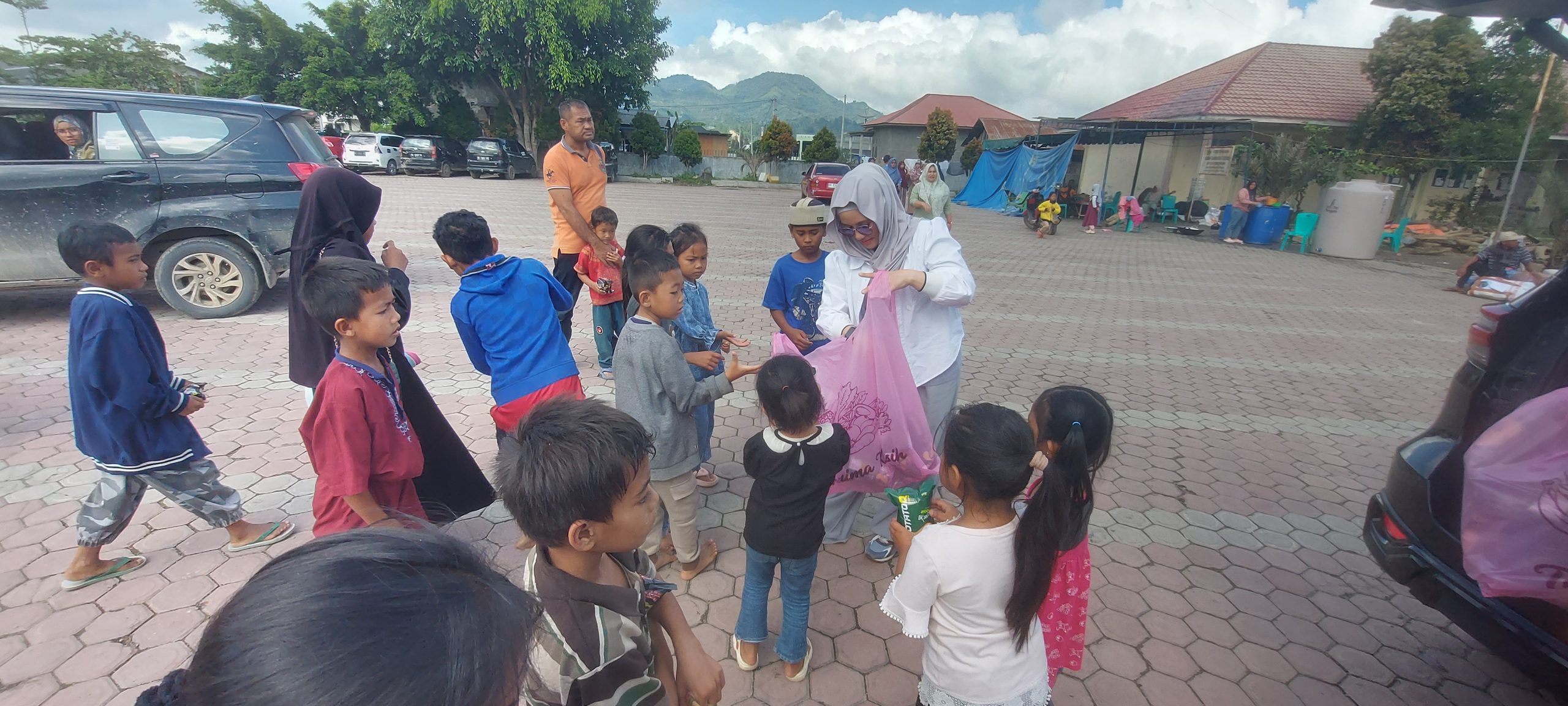 Fitriana Mugie “Senangin” Anak Pengungsian Sambil Serahkan Bantuan Bersama “Donasi Peduli Gayo “