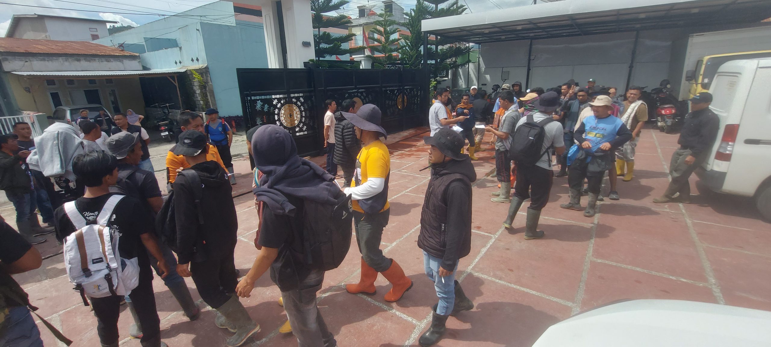 Relawan Kemanusian Donasi Peduli Gayo Jemput Bola Melalui Akses Terputus KKA
