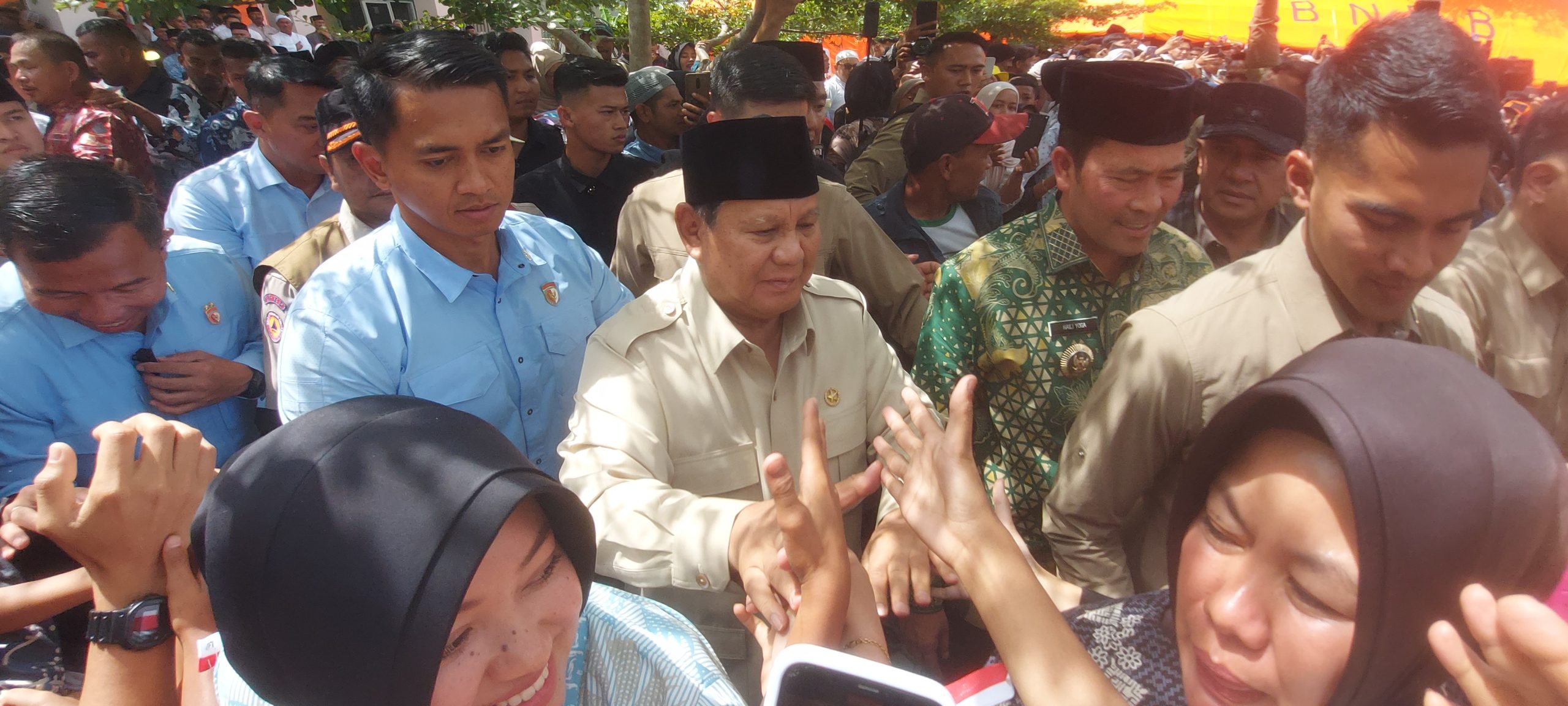 Hadir di Pengungsian Aceh Tengah Presiden Prabowo Janji Akan Buat Hunian Sementara