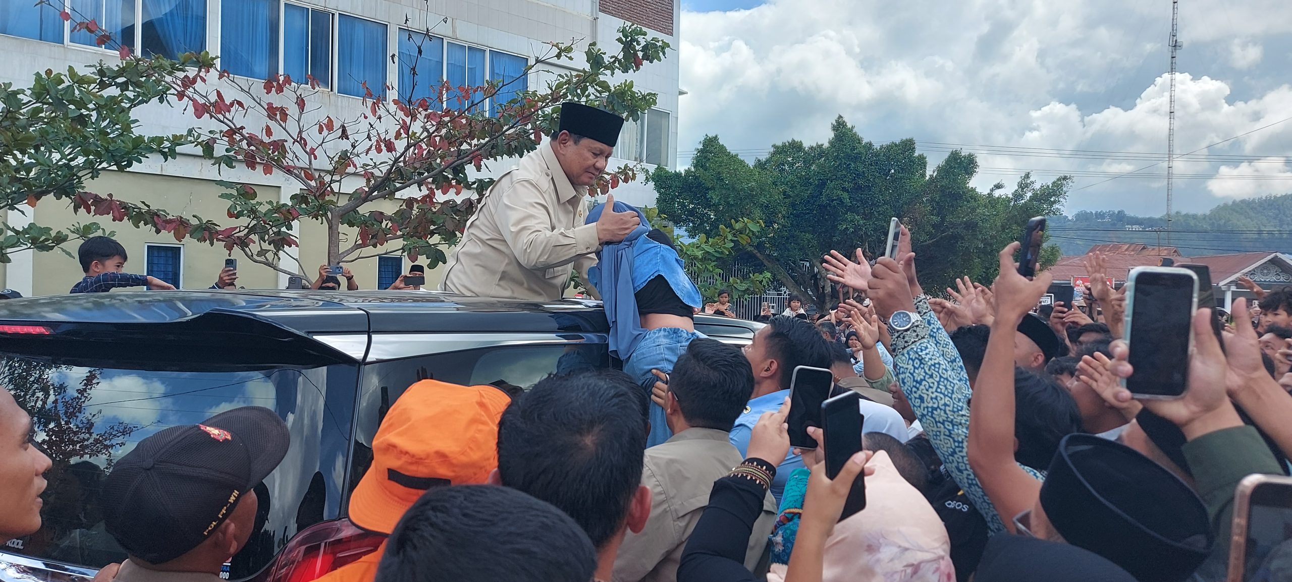 Cerita Presiden Prabowo di Dapur Pengungsi Takengon, “Pak Prabowo..Pak Presiden…Saya Tak Punya Baju Sekolah”