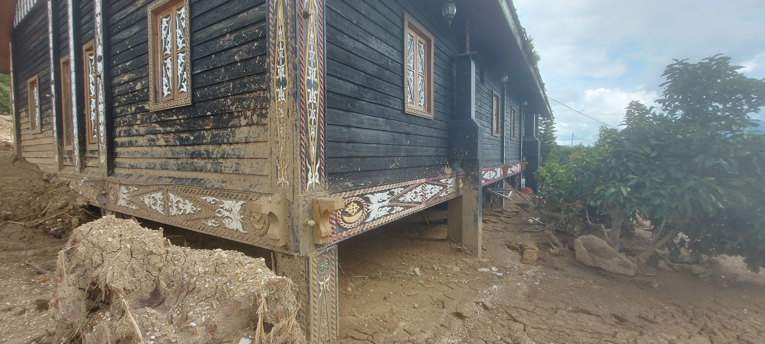 Bupati Haili Yoga Kucurkan Rp1,5 Miliar Bantuan Pembersihan Rumah