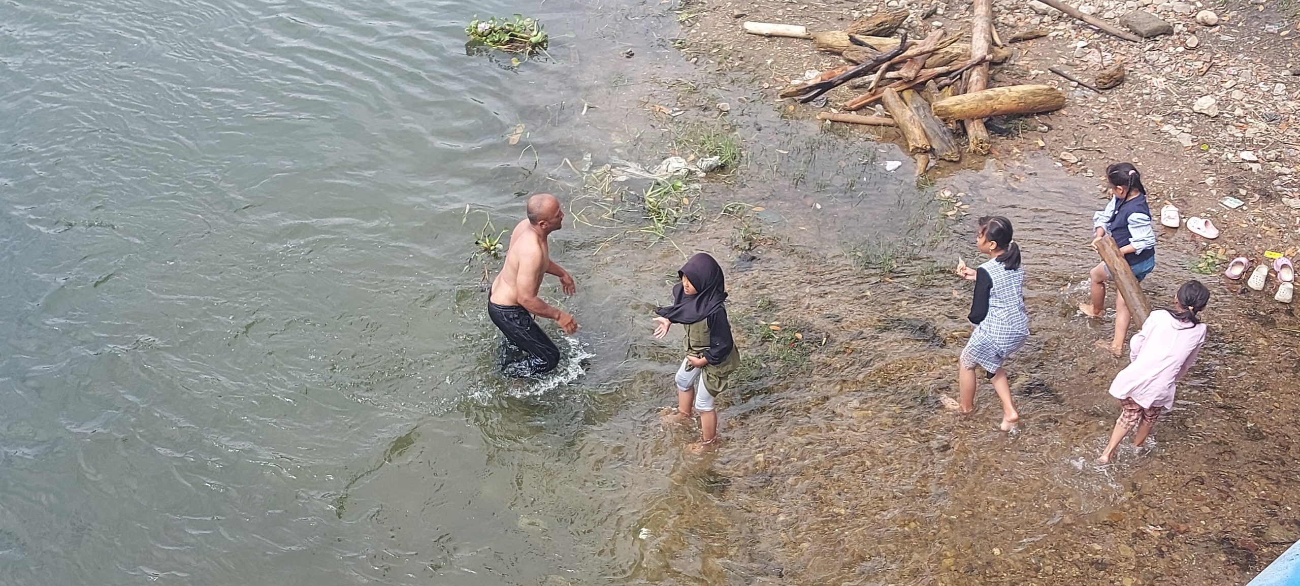 GAS Langka, Masyarakat  Kota Takengon Manfaatkan Kayu Hanyut Untuk Bahan Bakar Menanak Nasi