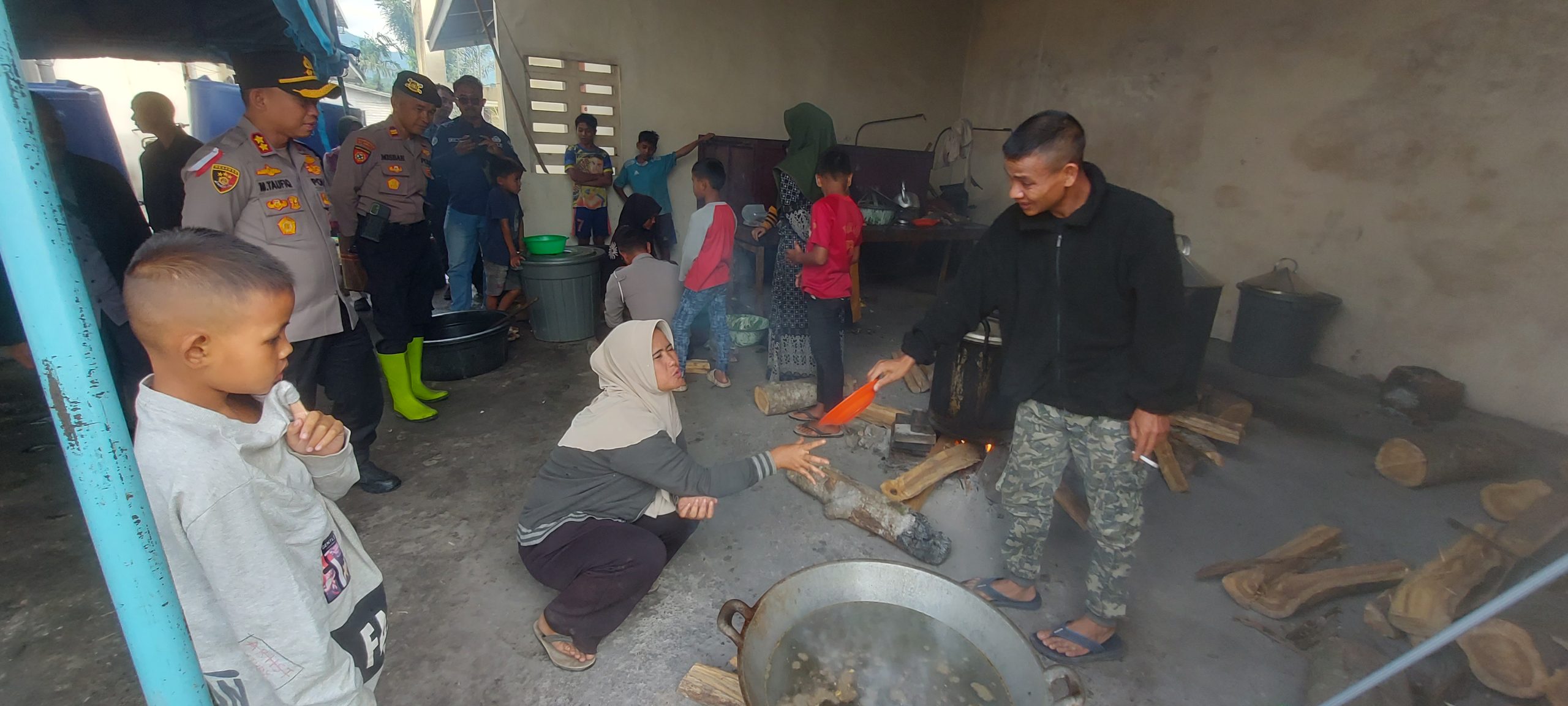 Kapolres AKBP Muhammad Taufiq Sapa Warga Pengungsi Serempah dan Berikan Bantuan