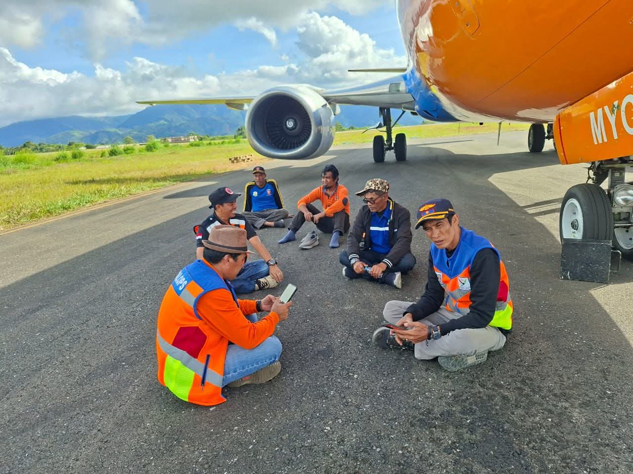 Garda Terdepan Pengawal “Bandara” Tetap Bahagia Hingga Masa Darurat Usai, Imran Gayo, “Hanya Kami Yang Bisa Berteduh di Bawah Pesawat”
