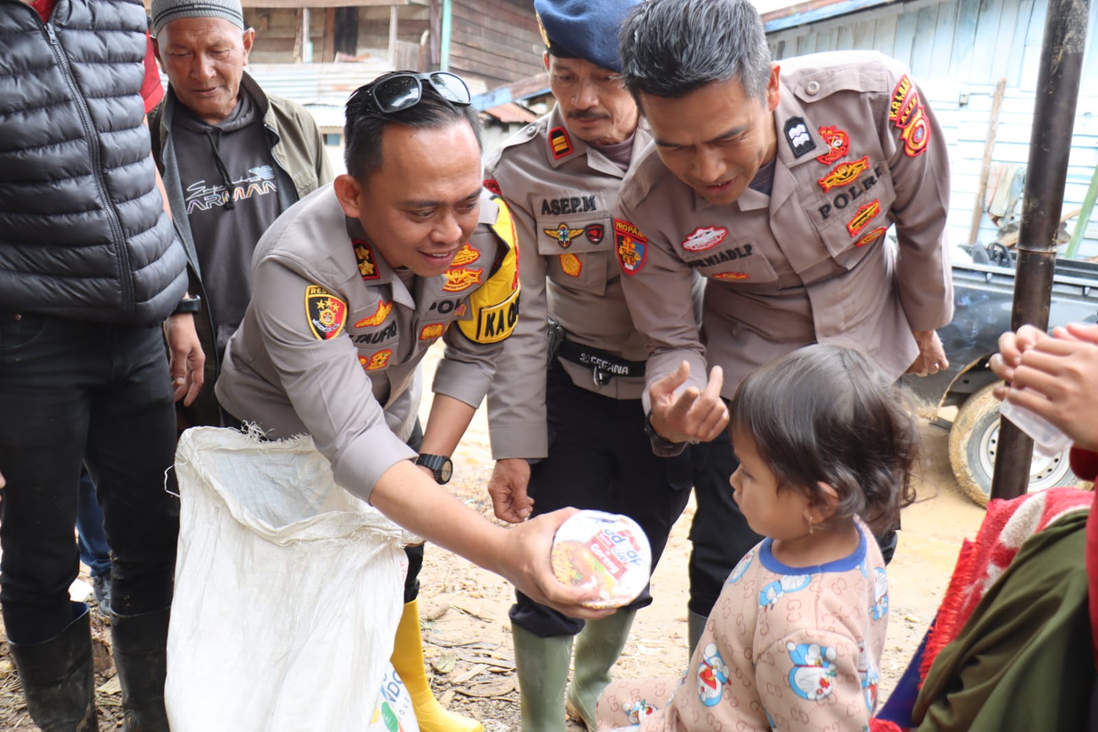 Kapolres AKBP Muhammad Taufiq Salurkan Bantuan Sembako untuk Korban Bencana Alam di Kecamatan Bintang