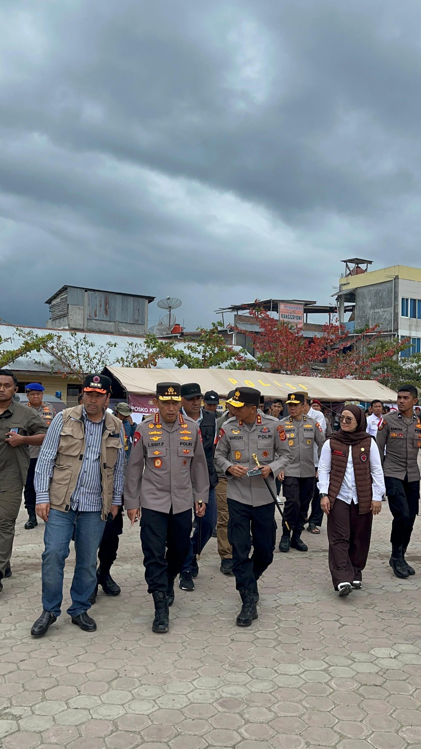 Ketua DPRK Fitriana Mugie Sambut Kapolri Jenderal Listiyo Sigit di Pengungsi Masjid Al-Abrar Kebayakan