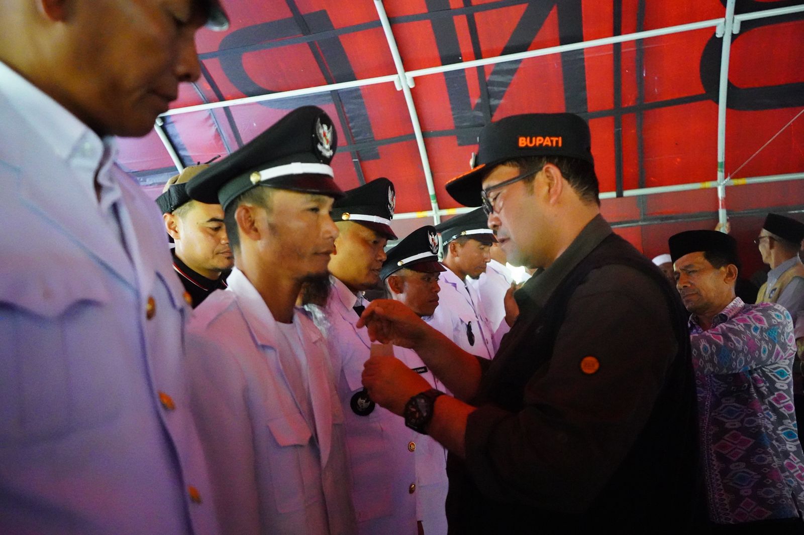 Lantik Sepuluh Reje di Rusip Antara, Haili Yoga Serahkan Rp.500 ribu Per Kepala Keluarga Bersih-Bersih Rumah.