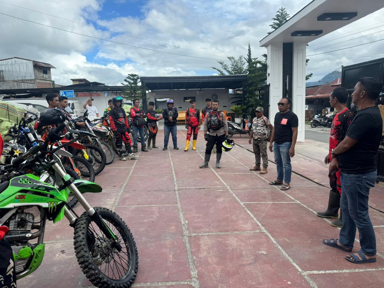 Komunitas Trail Tragong, Kembali “Gas” Sembako ke Rusip Antara Desa Terisolir